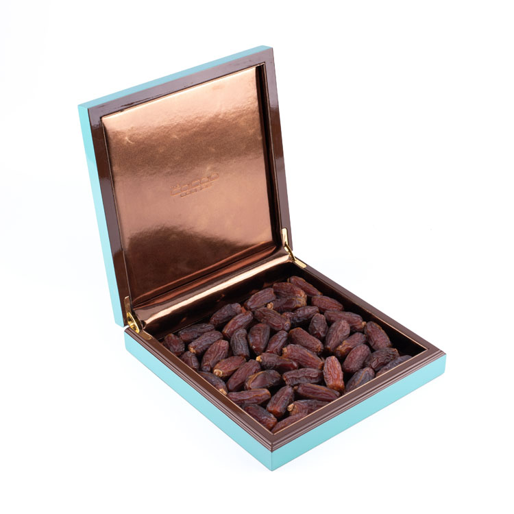 Cuir bleu frais à l'intérieur d'une jolie boîte à chocolat en bois