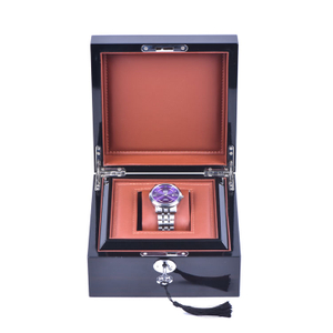 finition piano en bois laqué prêt à expédier une boîte de montre de luxe