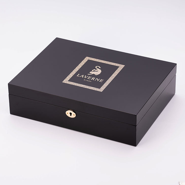 Peinture de piano noir de haute qualité trois bouteilles de peinture de parfum emballage cadeau emballage en bois Bright Gold Metal Logo Custom Made