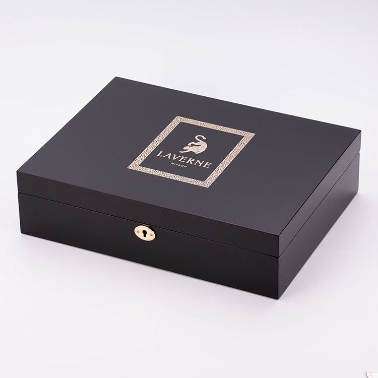 Peinture de piano noir de haute qualité trois bouteilles de peinture de parfum emballage cadeau emballage en bois Bright Gold Metal Logo Custom Made