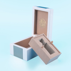 Boîte de parfum en bois peint en blanc petit et élégant avec accessoires en acier inoxydable brossé