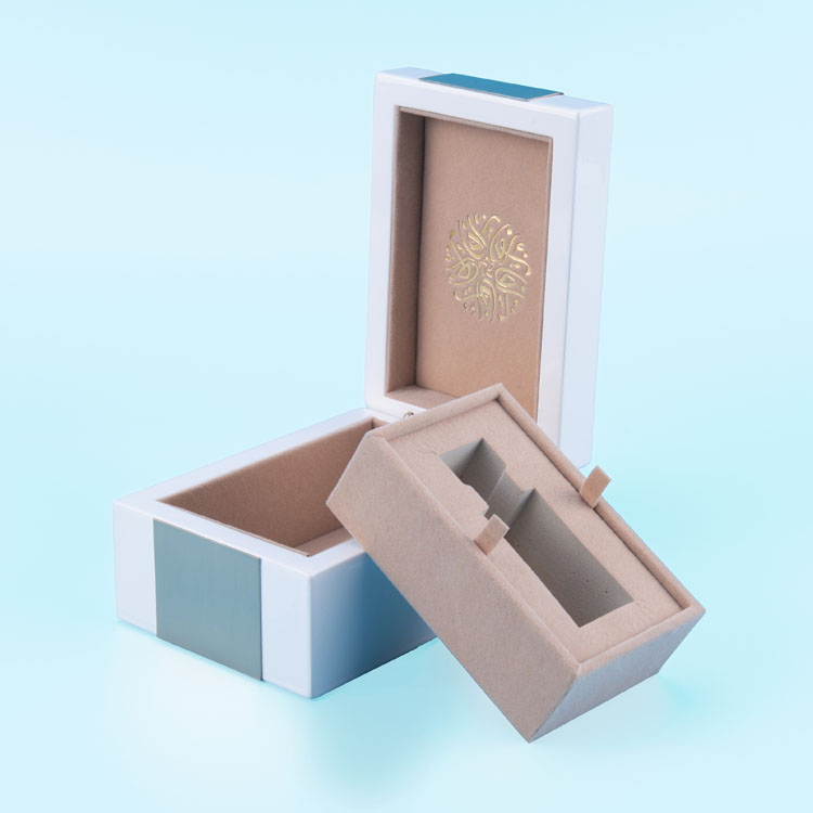 Boîte de parfum en bois peint en blanc petit et élégant avec accessoires en acier inoxydable brossé