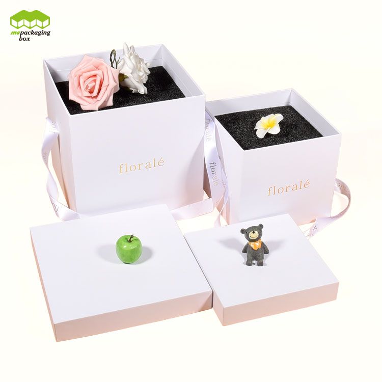 Boîte-cadeau en papier avec poignées en ruban simple et fleurs