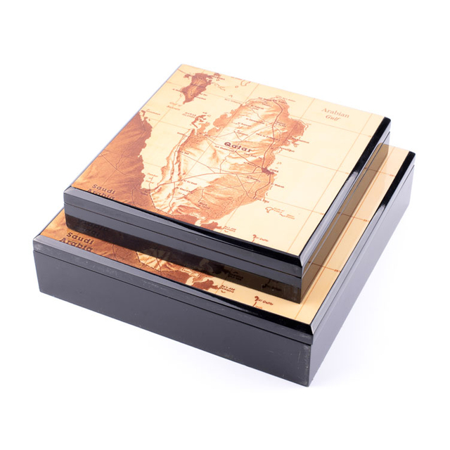 Boîte de Ramadan en bois à charnière brillante avec carte du Golfe