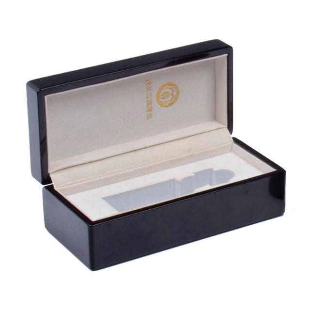 Rectangulaire élastique charnière côté rabondage noir peinture brillante à l'huile essentielle parfume en bois emballage intérieur en velours perlé beige personnalisé