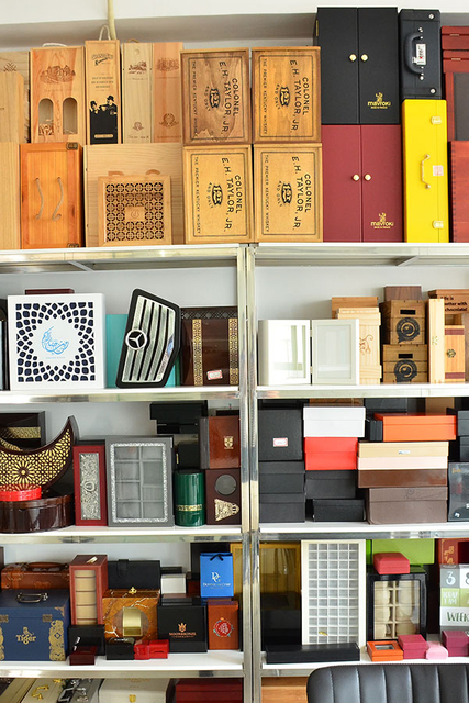 Assortiment de coffrets de vin personnalisés par MC Packaging, prêts à être expédiés