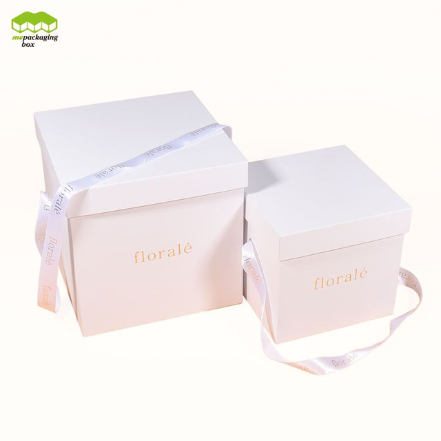 Boîte-cadeau en papier avec poignées en ruban simple et fleurs