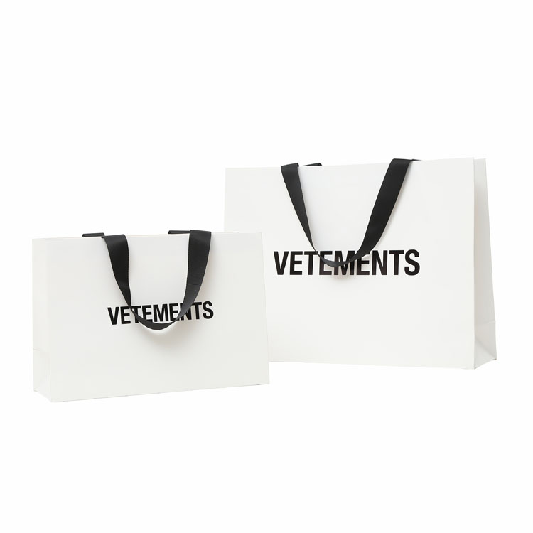 Poignée de ruban de luxe Emballage de boutique d'achat de boutiques Sacs-cadeaux en papier d'euro imprimés personnalisés avec logo