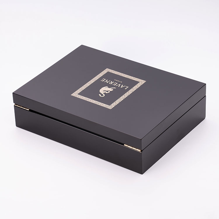 Peinture de piano noir de haute qualité trois bouteilles de peinture de parfum emballage cadeau emballage en bois Bright Gold Metal Logo Custom Made
