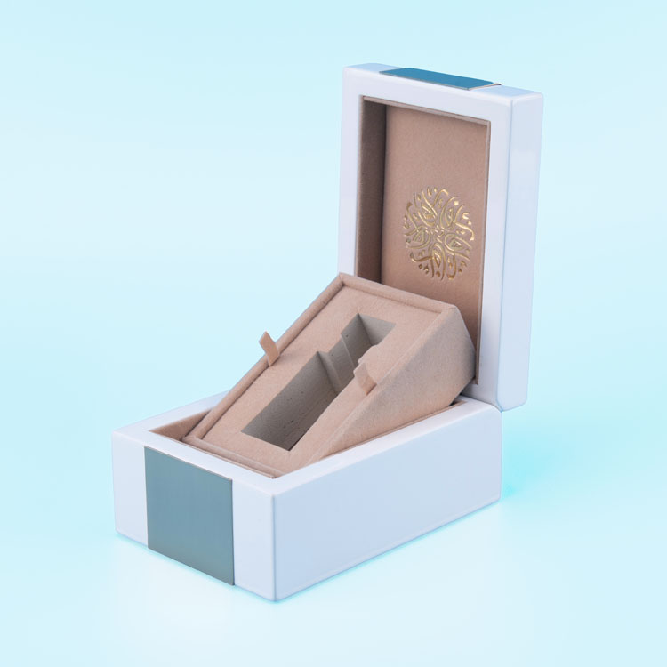 Boîte de parfum en bois peint en blanc petit et élégant avec accessoires en acier inoxydable brossé