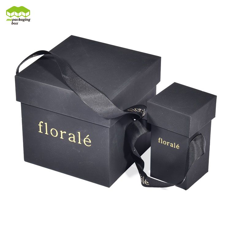 Boîte-cadeau en papier avec poignées en ruban simple et fleurs