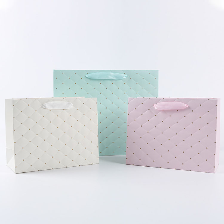 Sac de papier blanc de luxe personnalisé en gros Sac en papier blanc Boutique Shopping Gift Paper Sacs avec votre propre logo