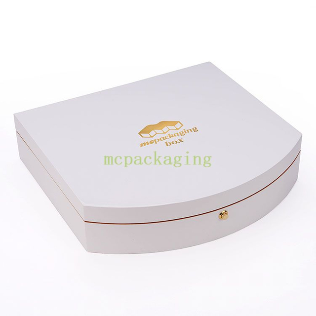 Boîte de parfum en bois de laque noire de logo adapté aux besoins du client par luxe en gros avec la serrure