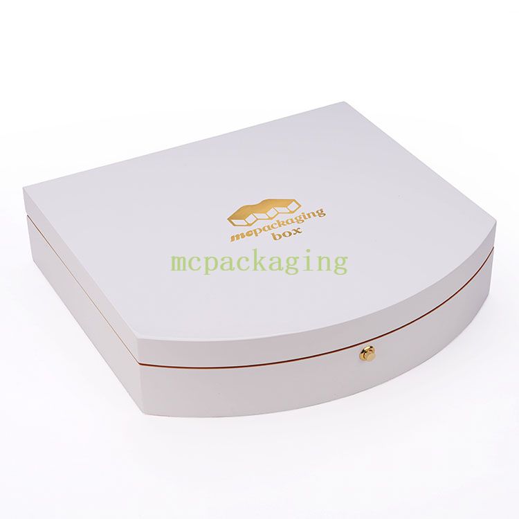 Boîte de parfum en bois de laque noire de logo adapté aux besoins du client par luxe en gros avec la serrure