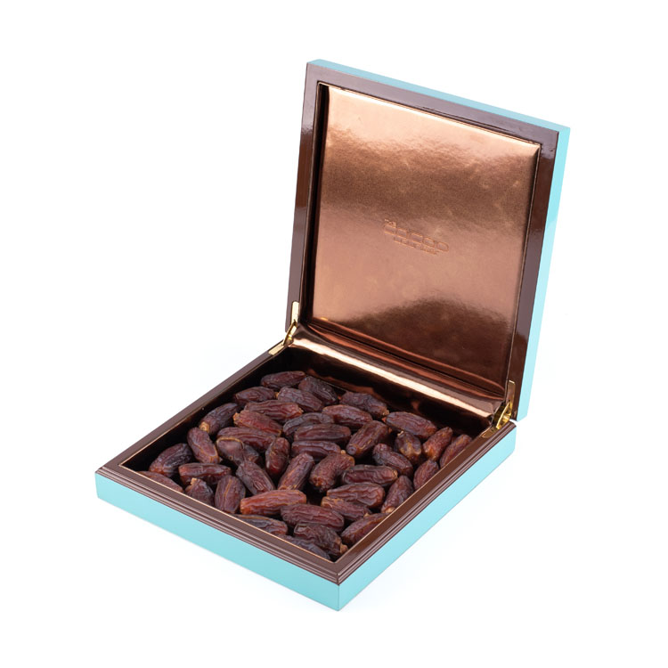 Cuir bleu frais à l'intérieur d'une jolie boîte à chocolat en bois