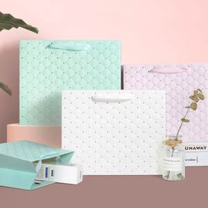 Sac de papier blanc de luxe personnalisé en gros Sac en papier blanc Boutique Shopping Gift Paper Sacs avec votre propre logo