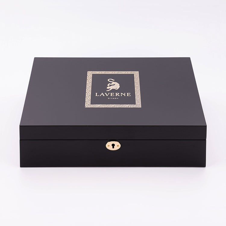 Peinture de piano noir de haute qualité trois bouteilles de peinture de parfum emballage cadeau emballage en bois Bright Gold Metal Logo Custom Made