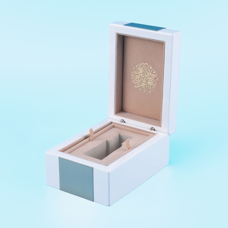 Boîte de parfum en bois peint en blanc petit et élégant avec accessoires en acier inoxydable brossé
