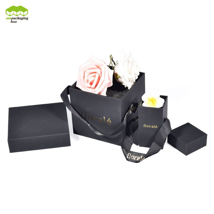 Boîte-cadeau en papier avec poignées en ruban simple et fleurs