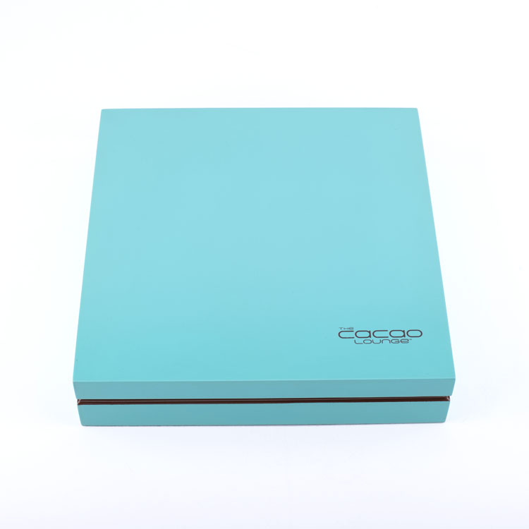 Cuir bleu frais à l'intérieur d'une jolie boîte à chocolat en bois