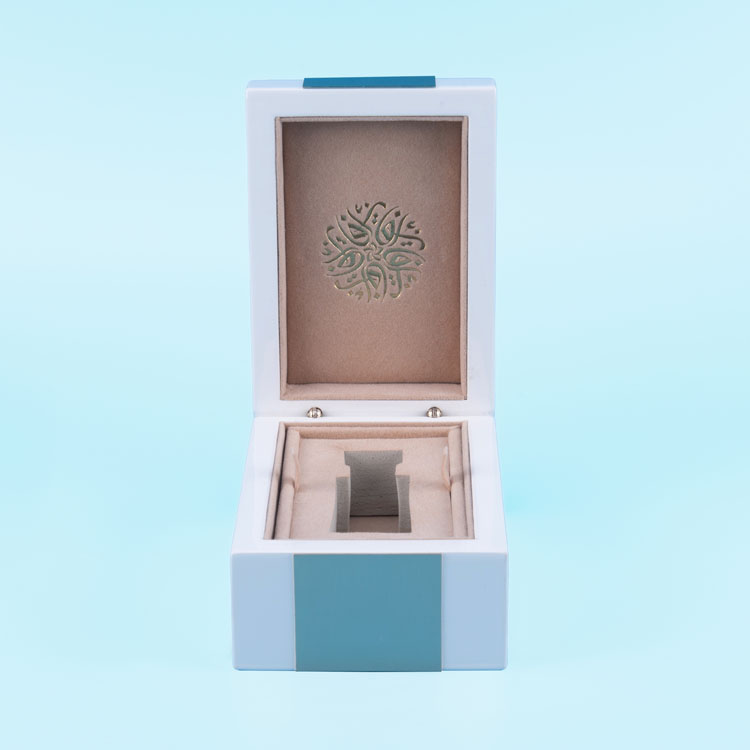Boîte de parfum en bois peint en blanc petit et élégant avec accessoires en acier inoxydable brossé