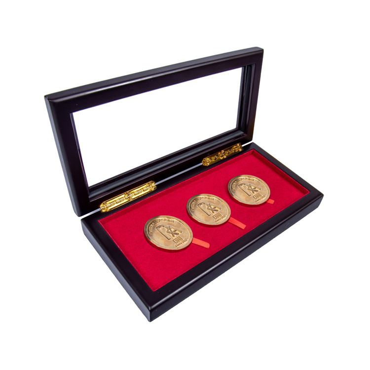 Logo personnalisé Logo 3 Slots Collection Coins Boîte en bois Souveniture MDF Boîte de monnaie en argent en bois pour l'affichage Woodbox