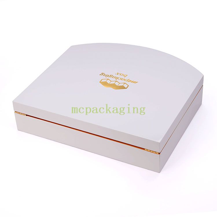 Boîte de parfum en bois de laque noire de logo adapté aux besoins du client par luxe en gros avec la serrure