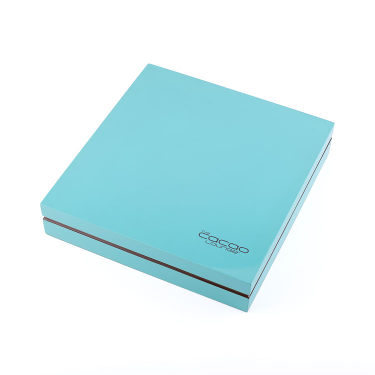 Cuir bleu frais à l'intérieur d'une jolie boîte à chocolat en bois