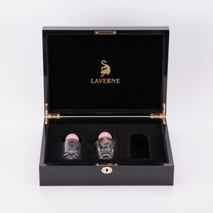 Peinture de piano noir de haute qualité trois bouteilles de peinture de parfum emballage cadeau emballage en bois Bright Gold Metal Logo Custom Made