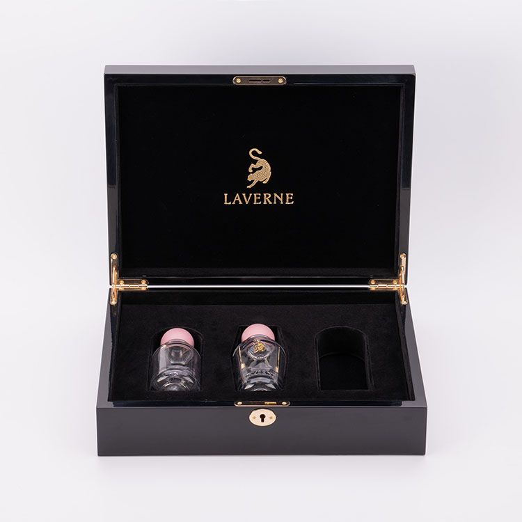 Peinture de piano noir de haute qualité trois bouteilles de peinture de parfum emballage cadeau emballage en bois Bright Gold Metal Logo Custom Made