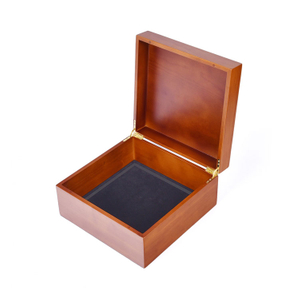 Boîte cadeau en bois gravé en bois à charnière Matt Matt