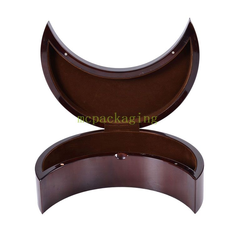 KSA Jeddah Saison de lune Forme en bois Dates de chocolat Gft Box Affichage à Dubaï