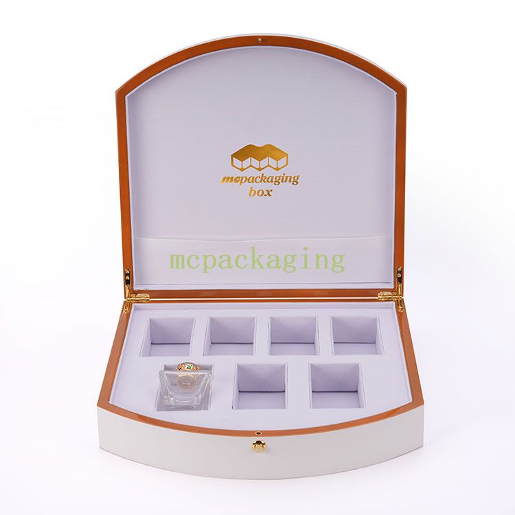 Boîte de parfum en bois de laque noire de logo adapté aux besoins du client par luxe en gros avec la serrure