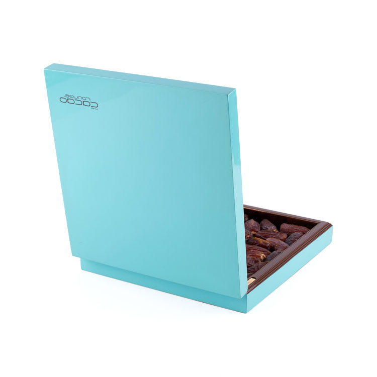 Cuir bleu frais à l'intérieur d'une jolie boîte à chocolat en bois