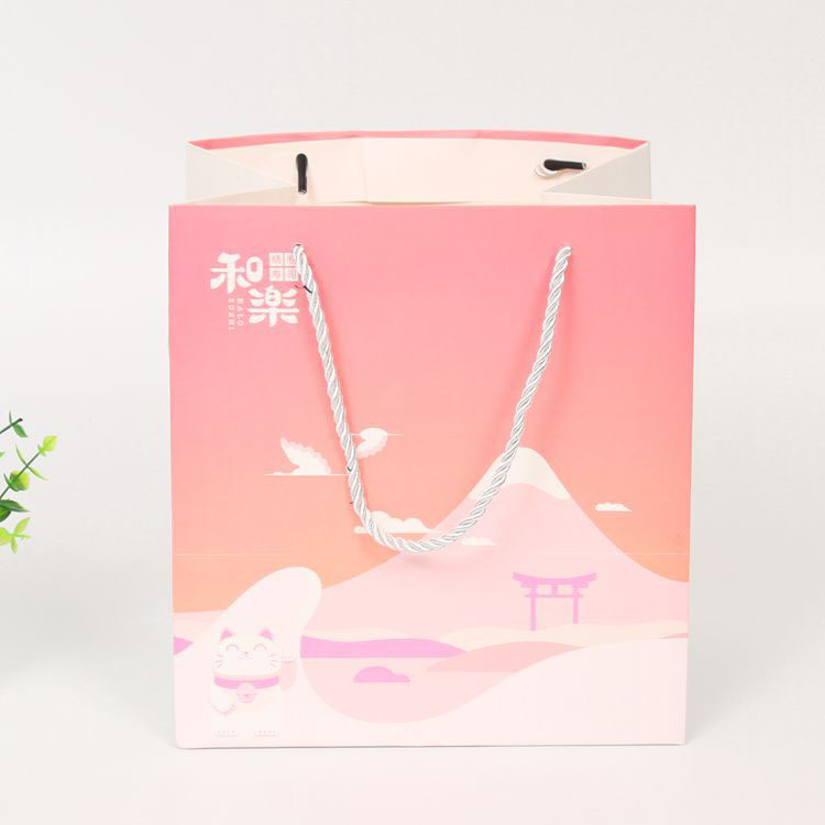 Logo en gros logo Luxury Kraft Retail Papier Tote Sac à provisions Sac en papier Sac cadeau avec poignée et ruban Ferme