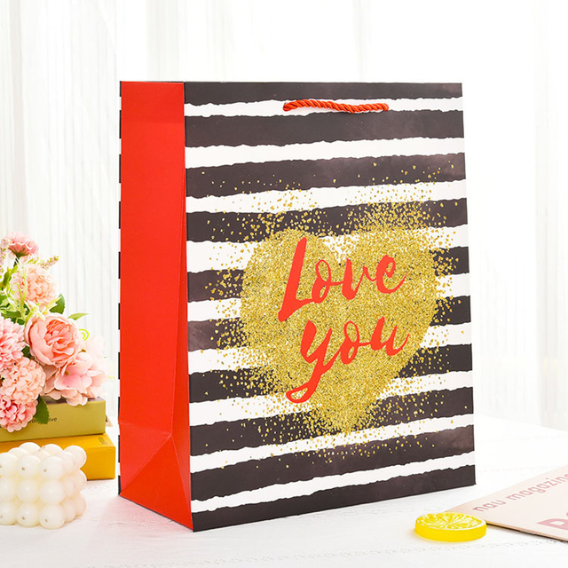 Sac en papier cadeau de logo personnalisé de marque de luxe pour vêtements de vêtements mate rose