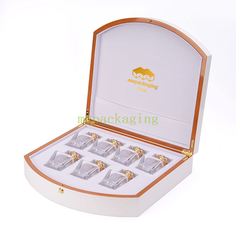 Boîte de parfum en bois de laque noire de logo adapté aux besoins du client par luxe en gros avec la serrure