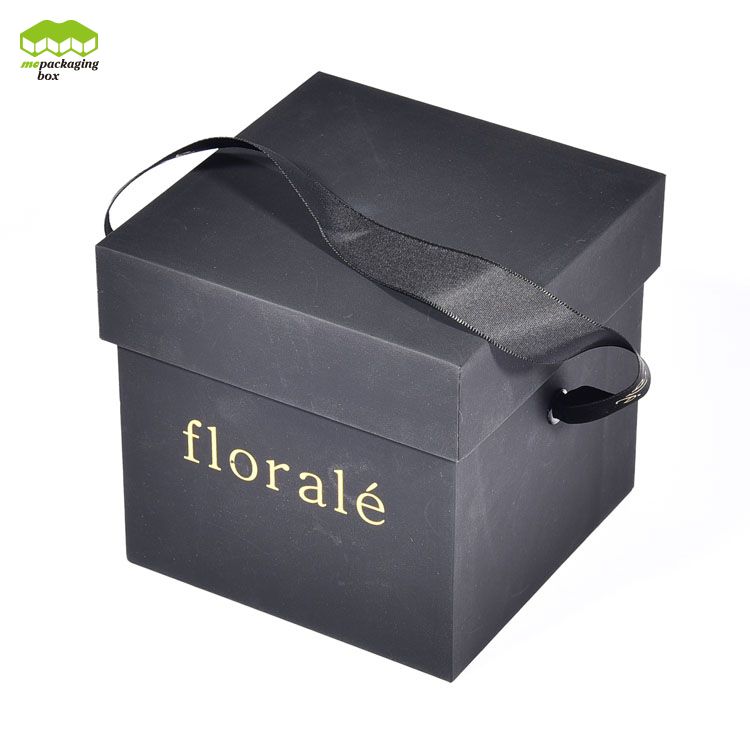 Boîte-cadeau en papier avec poignées en ruban simple et fleurs