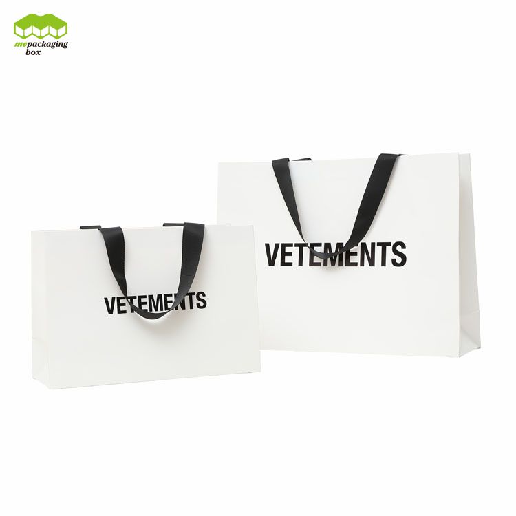 Sac de papier de ruban noir de logo personnalisé de papier couché