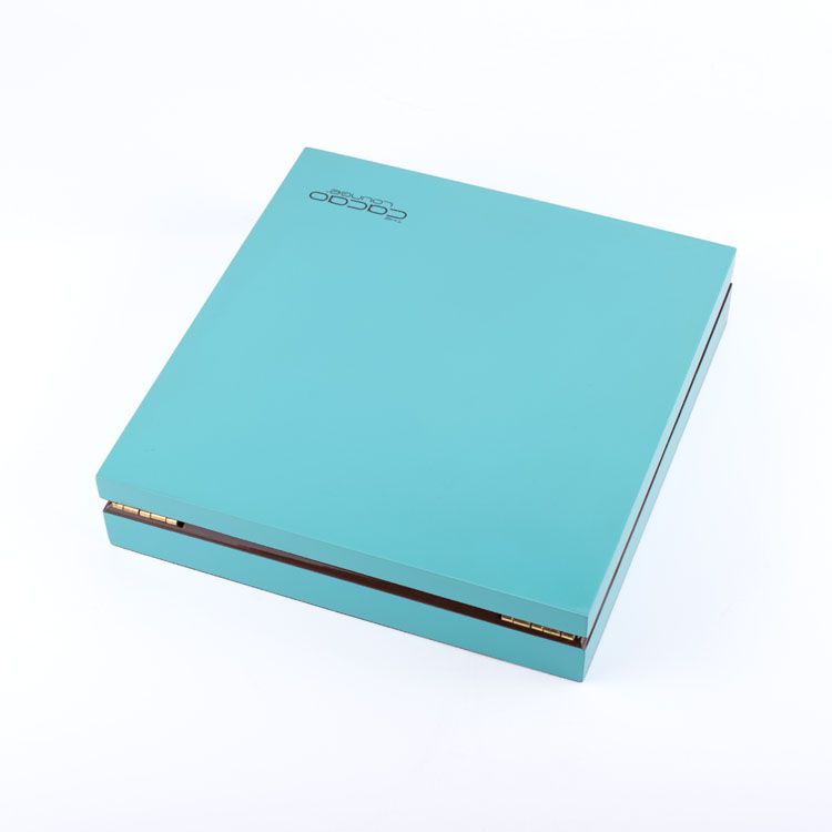 Cuir bleu frais à l'intérieur d'une jolie boîte à chocolat en bois