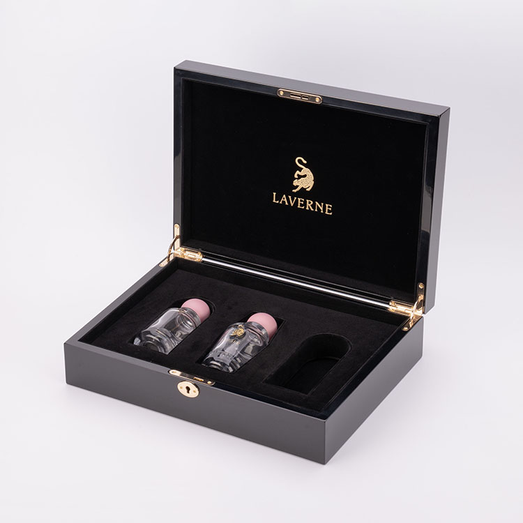 Peinture de piano noir de haute qualité trois bouteilles de peinture de parfum emballage cadeau emballage en bois Bright Gold Metal Logo Custom Made