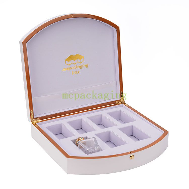 Boîte de parfum en bois de laque noire de logo adapté aux besoins du client par luxe en gros avec la serrure