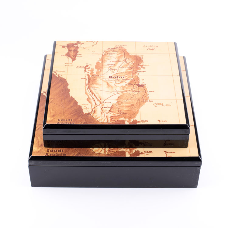 Boîte de Ramadan en bois à charnière brillante avec carte du Golfe