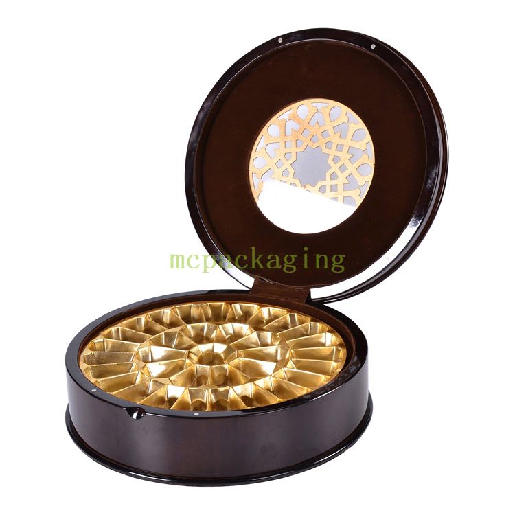 Conception rigide medjool avec séparateurs islamiques Bateel exquis Latéraux arabie arabie à la gamme de dates en bois.